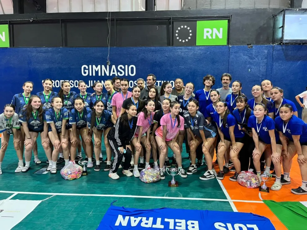 Podio del equipo femenino de Bariloche en la Copa de Oro. 