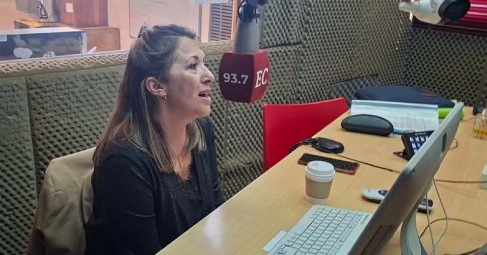 Julia Fernández en el estudio de El Cordillerano Radio. 
