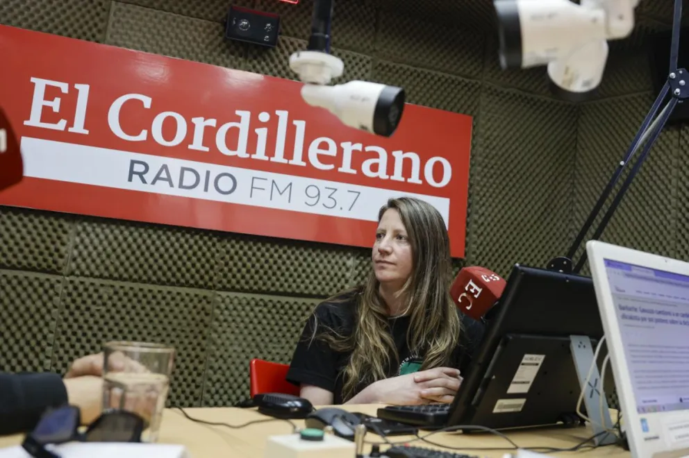 La primera candidata de la lista del Frente de Izquierda en el estudio de El Cordillerano Radio. Foto de Eugenia Neme.