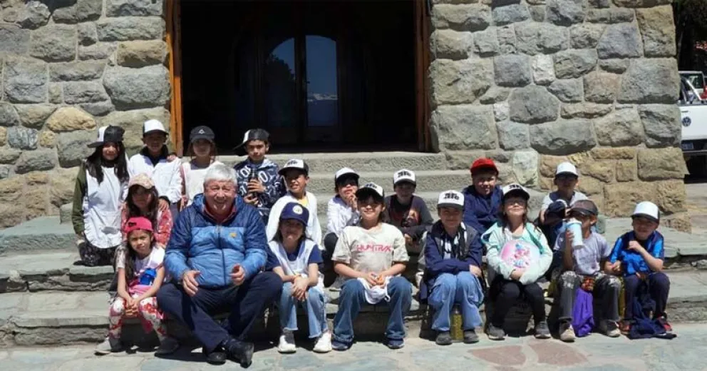 El intendente junto a los niños en si visita al reloj. 