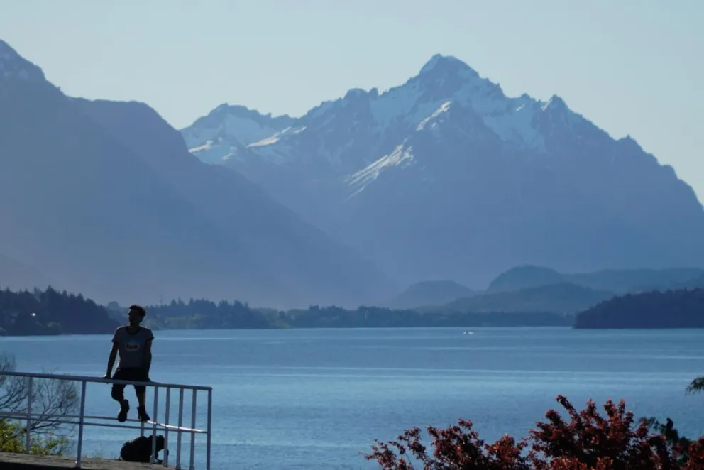 Los vecinos y turistas disfrutar de una tarde increíble en Bariloche. Fotos: Facundo Pardo. 