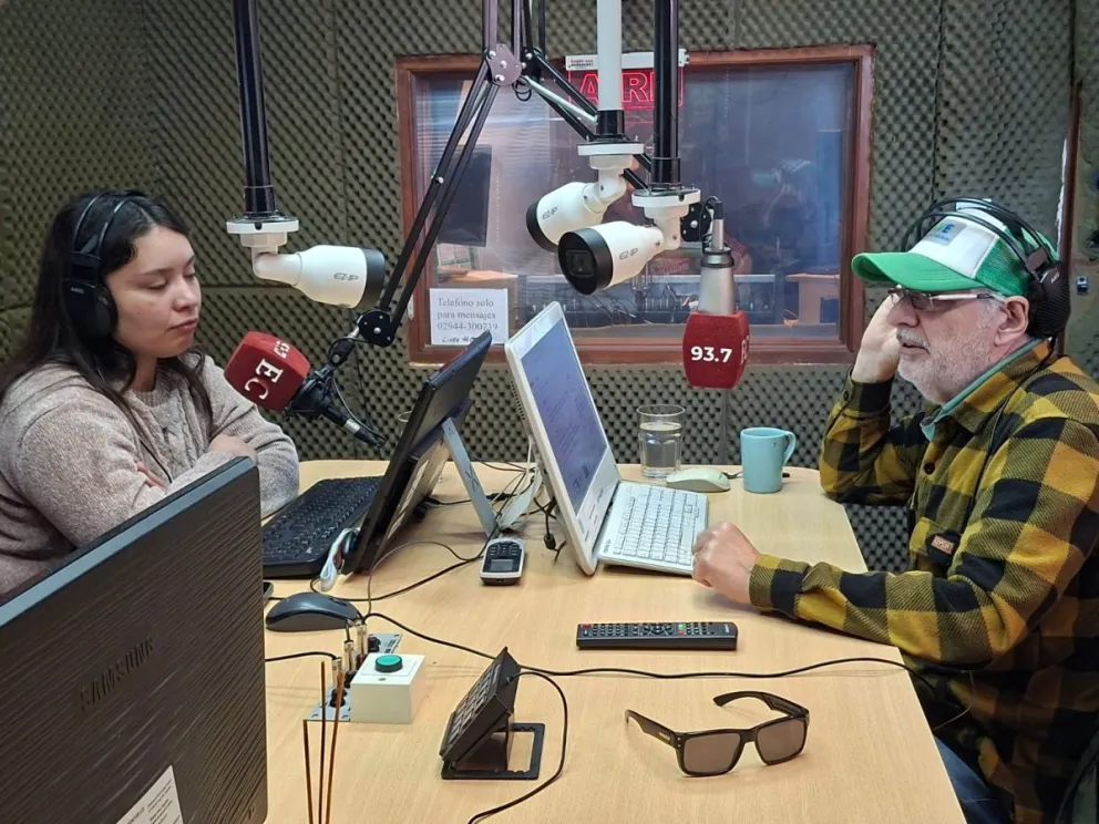 Los candidatos por Participación Vecinal (PAVE), Dahiana Vargas y Norberto Rodríguez en el estudio de El Cordillerano Radio.