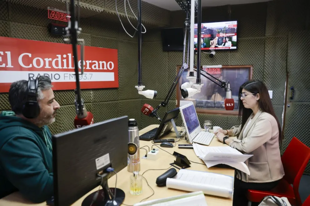 Dana Guzmán, en el estudio de El Cordillerano Radio. Fotos de Eugenia Neme. 
