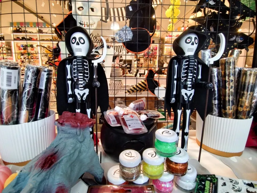 Varios comercios de Bariloche están adornados con motivo la proximidad de Halloween. Foto Facundo Pardo.