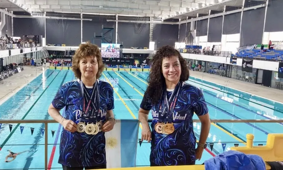 Roxana y Patricia se lucieron en el Campeonato Panamericano Master de Natación.