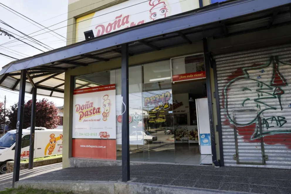 Robaron en un local de pastas y causaron destrozos en el comercio. Foto: Euge Neme.